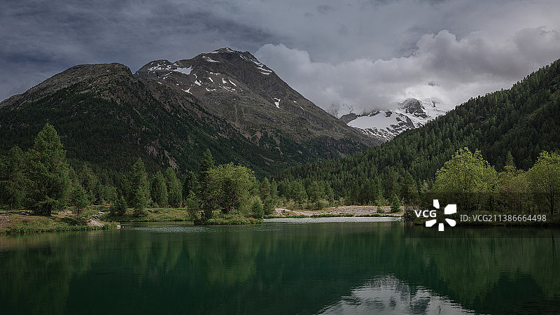 在瑞士阿尔卑斯山脉的恩加丁摩特拉奇冰川山峰前的山湖，摩特拉奇，庞特雷西纳，瑞士图片素材
