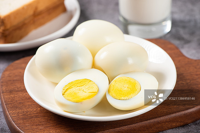 盘子里剥壳的熟鸡蛋图片素材