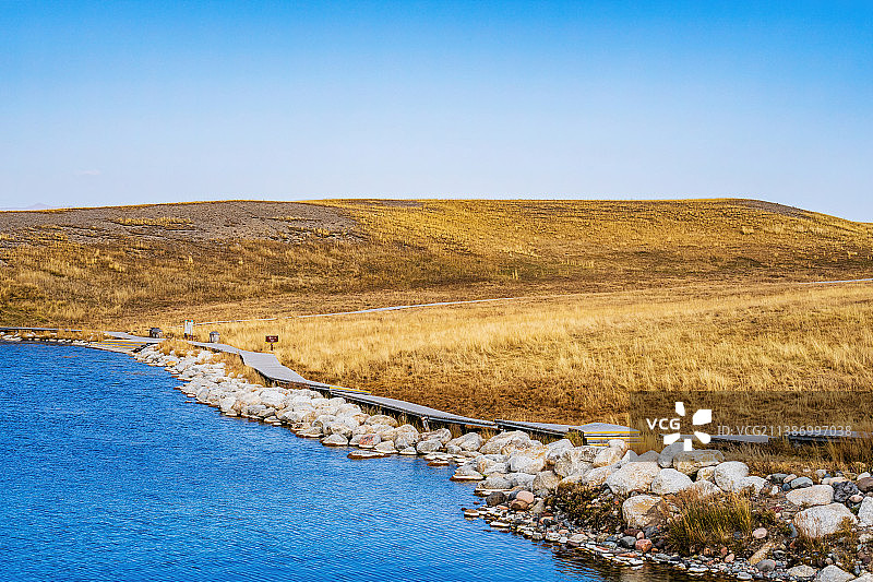 中国新疆博尔塔拉赛里木湖旅游风景区秋天景色 金黄色草原和蓝色湖泊图片素材