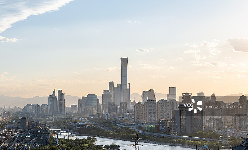 北京国贸CBD核心区与通惠河日落城市天际线图片素材