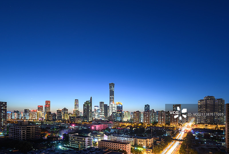 傍晚时分的北京国贸CBD核心区建筑群城市天际线图片素材