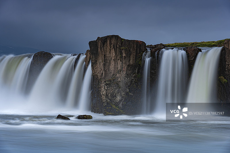 冰岛瀑布映衬天空的美景图片素材