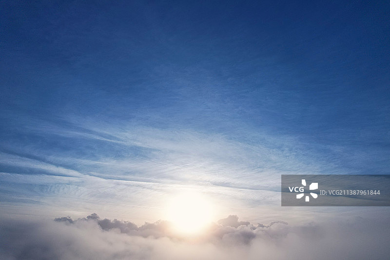 在英国卢顿的卢顿镇，英国，英国，移动的云从上面的最好的日出视图图片素材