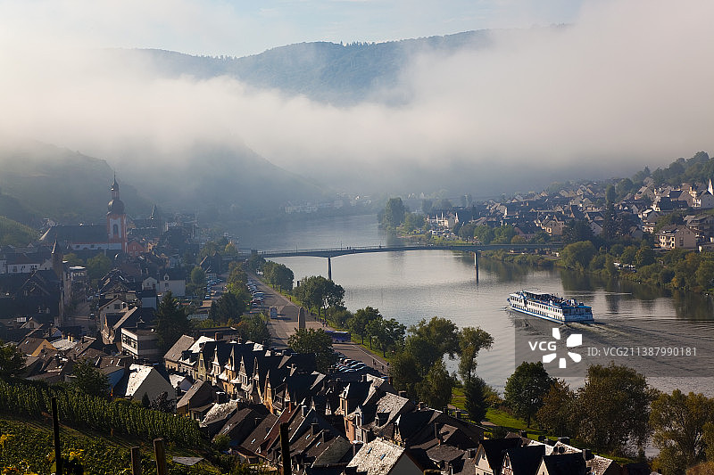 泽尔，晨雾消散的摩塞尔河谷，莱茵兰-普法尔茨，德国。图片素材