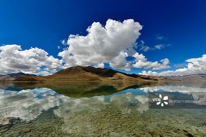 西藏羊卓雍错即将飘落的白云图片素材