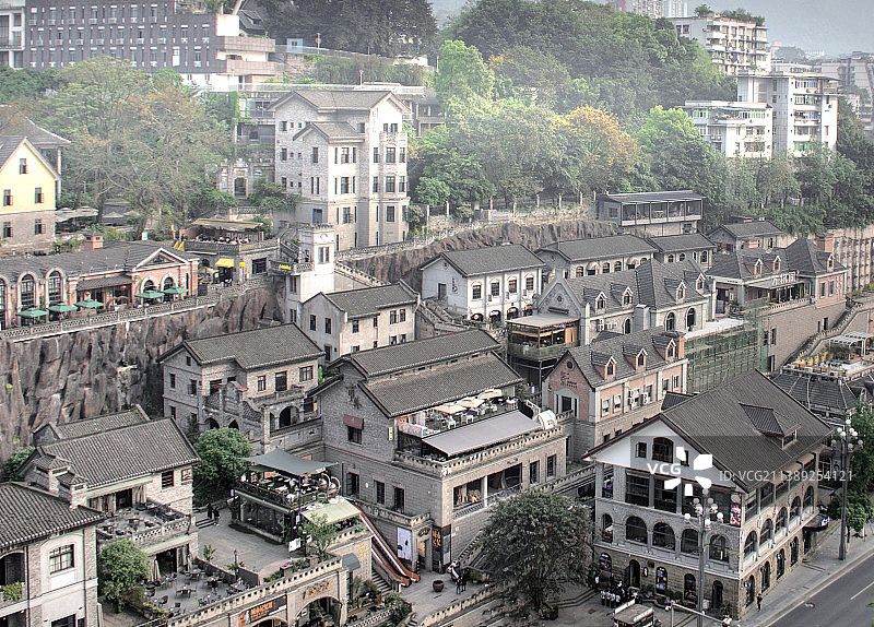 中国西南重庆南岸区龙门浩老街的吊脚楼民居建筑风格图片素材