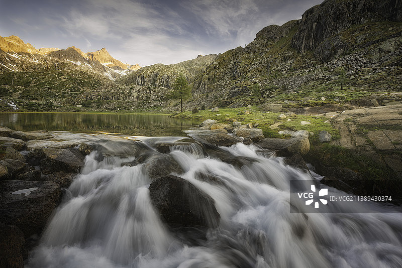 意大利，山映天的河流风景图片素材