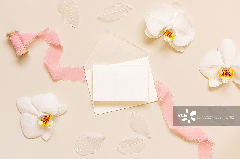 婚礼卡片在信封上，白色兰花和丝带在黄色，模型图片素材