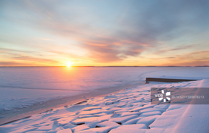 日落时，白雪覆盖的土地映衬着天空的风景图片素材
