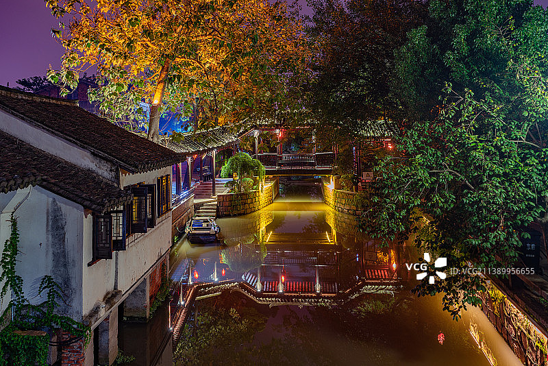 入夜时的中国上海市浦东新区新场古镇夜景图片素材