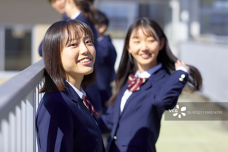 日本高中生在屋顶聚会图片素材