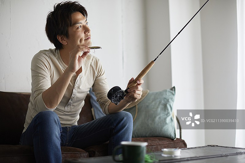 日本男子在家清洗鱼竿图片素材