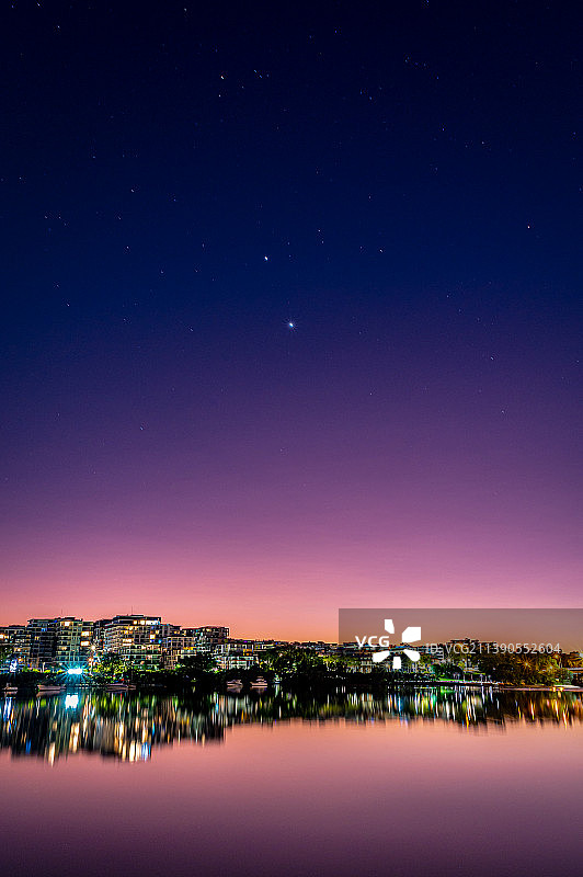 澳大利亚，新南威尔士州，夜晚天空映衬下的城市美景图片素材