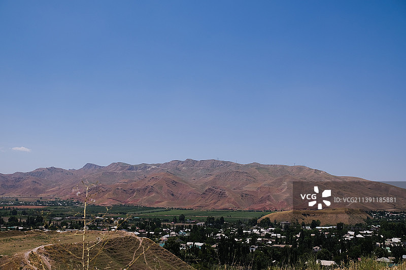 风景优美的景观和山对清晰的蓝天，Hisor，塔吉克斯坦图片素材