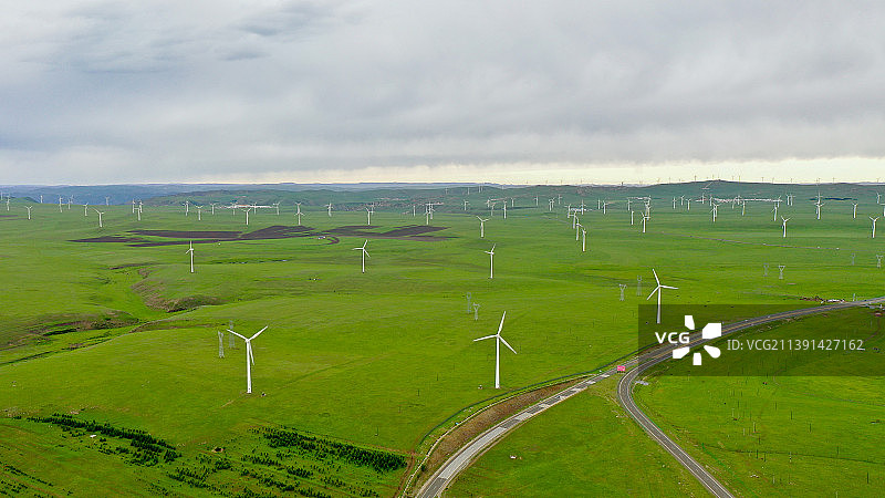 航拍视角下的草原上的风力发电场图片素材