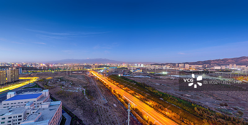 新疆乌鲁木齐市全景城市日落夜景高视角图片素材