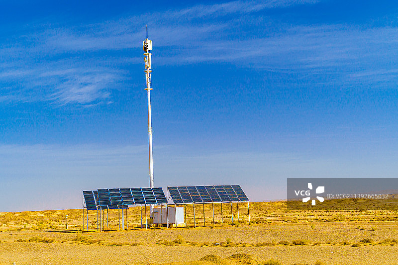 中国青海德令哈矗立在荒漠中的基站和太阳能板图片素材