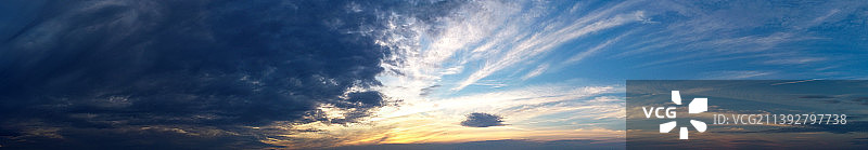 鸟瞰日落和彩云在英国镇英格兰，卢顿，英国，英国图片素材