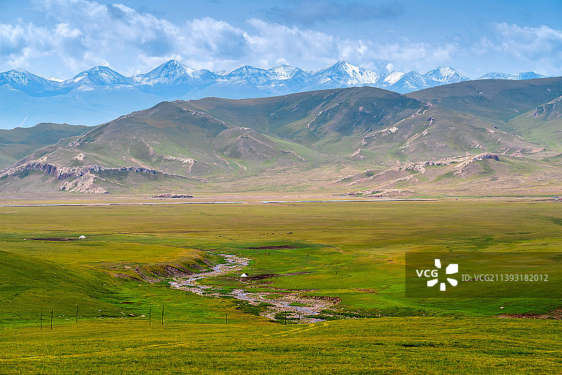 新疆巴音郭楞巴音布鲁克草原雪山图片素材