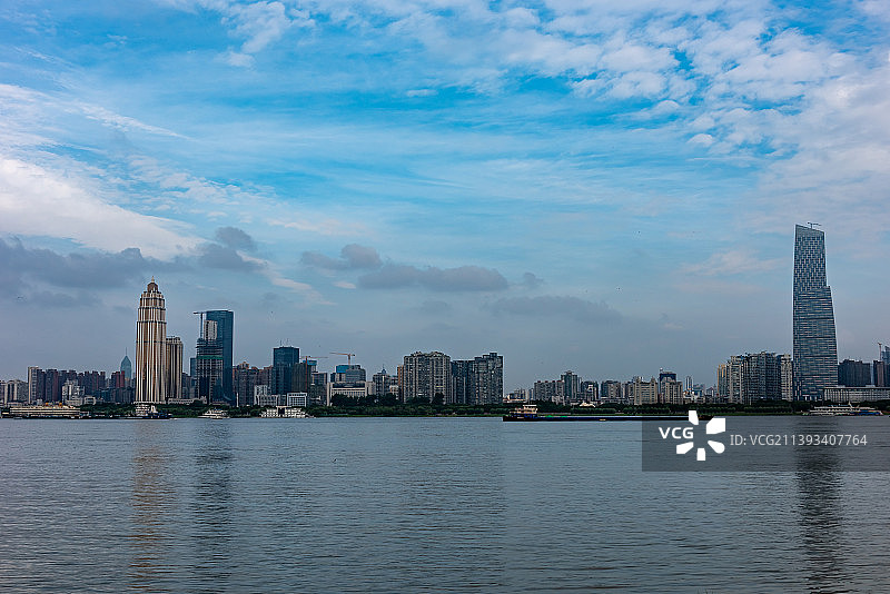 适合做背景的蓝色天空下的中国武汉长江城市边际线图片素材
