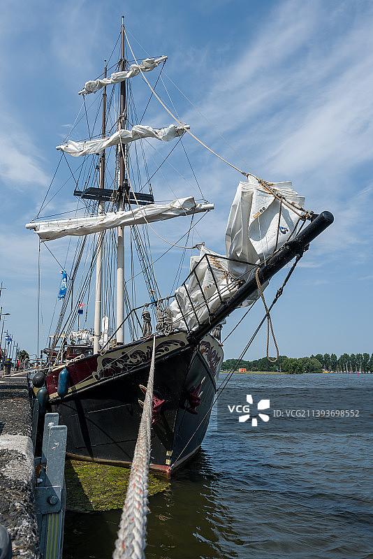 低角度的帆船航行在海上对天空，坎彭，荷兰图片素材