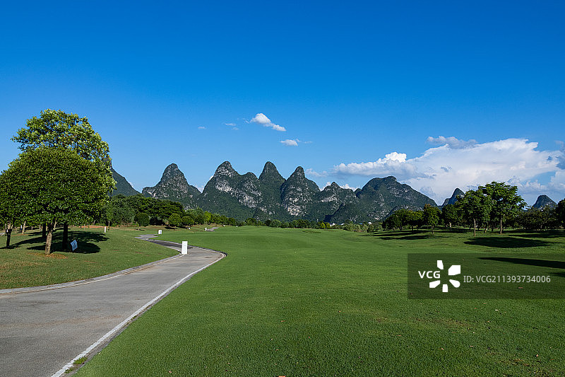 广西桂林市桂海晴岚景区里蓝天白云下的高尔夫草地图片素材