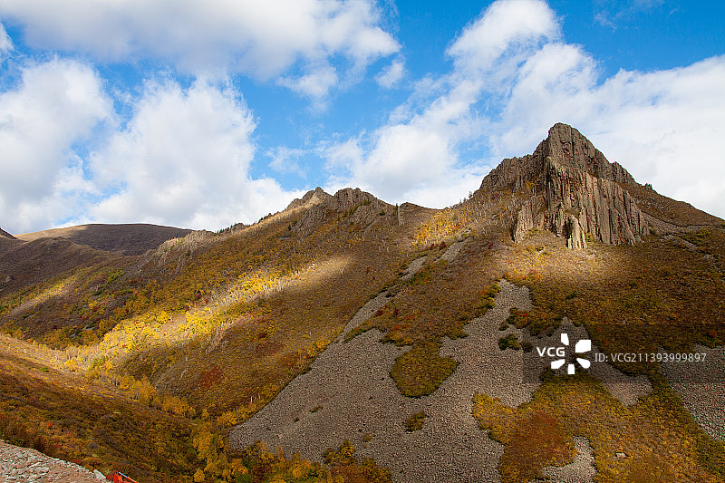 秋天的尖山峰山谷图片素材