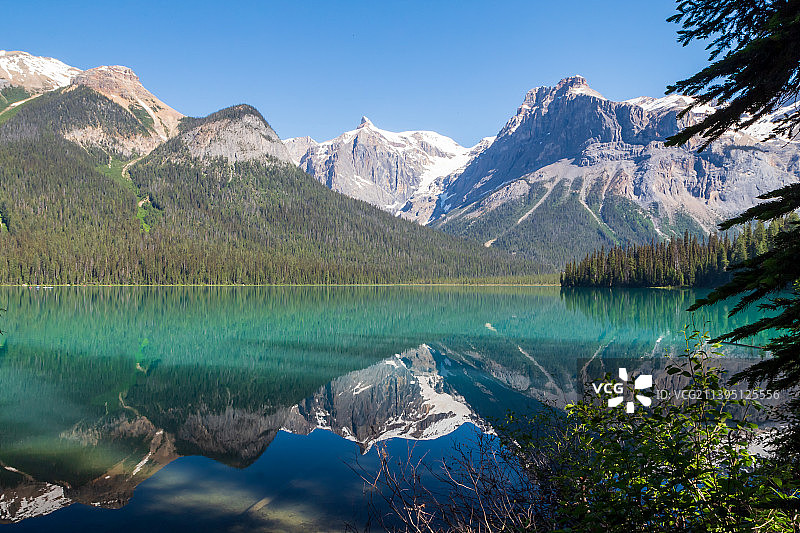 在加拿大不列颠哥伦比亚省，清澈的天空下的湖和山的风景图片素材
