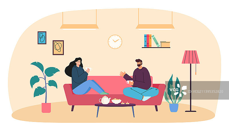 一对夫妇坐在家里的沙发上喝咖啡图片素材