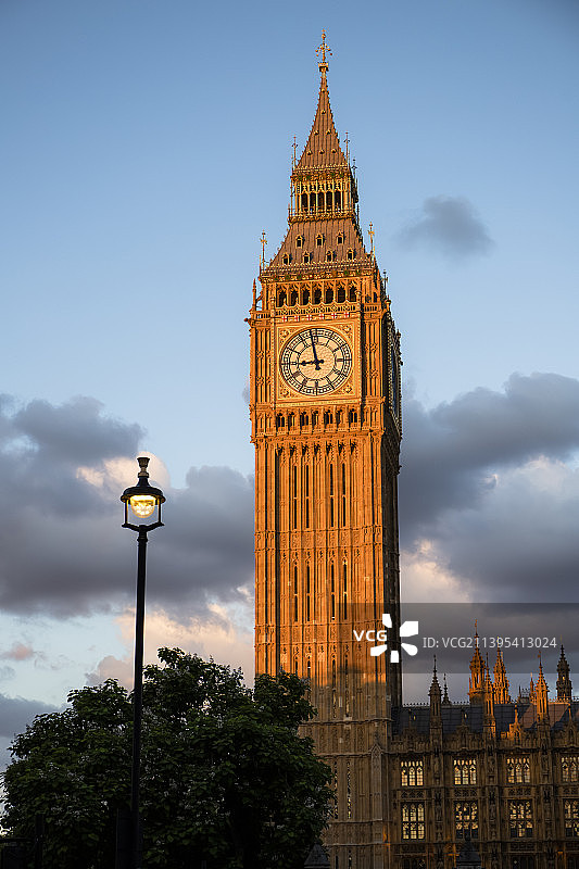 日落黄昏照耀下的英国伦敦大本钟图片素材
