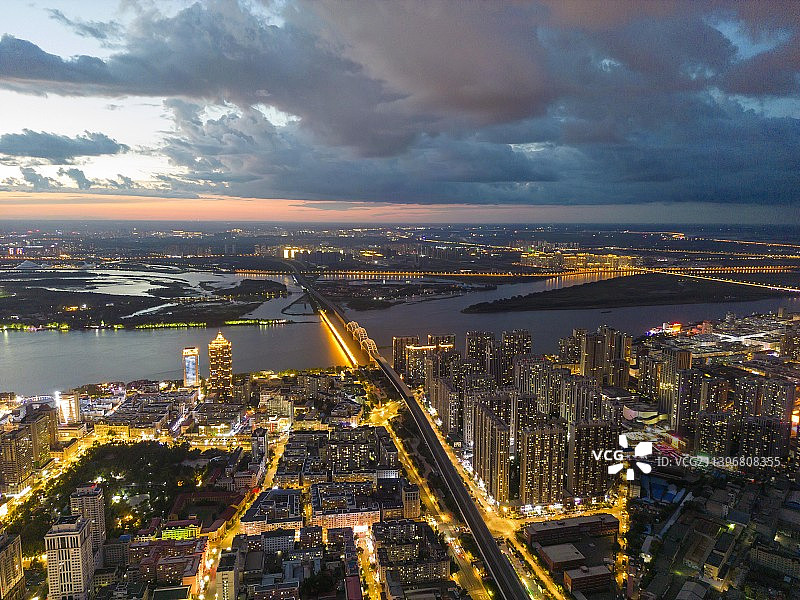 黑龙江哈尔滨道里区城市风光晚霞夜景图片素材
