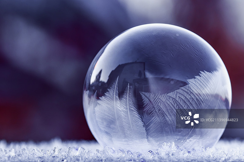 雪上水晶球的特写图片素材