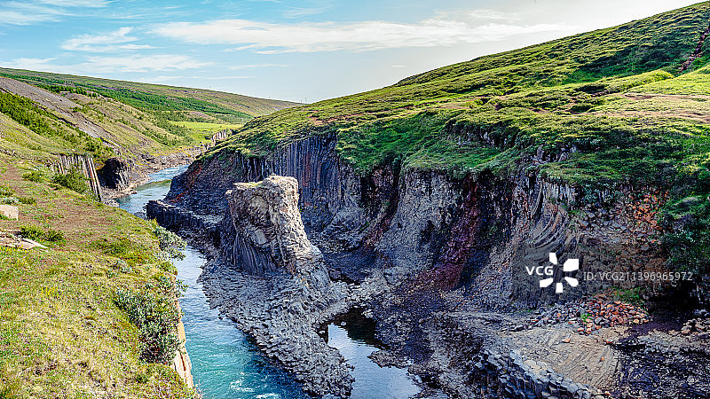 冰岛，山中河衬天的风景图片素材
