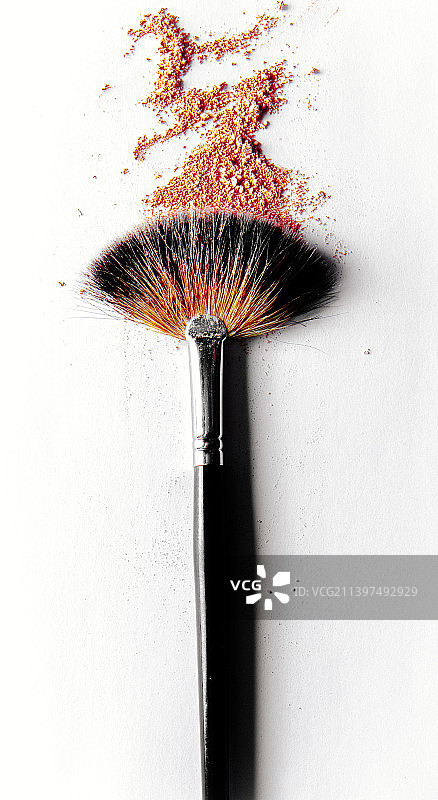 粉碎彩妆产品——美妆和彩妆的格调概念图片素材