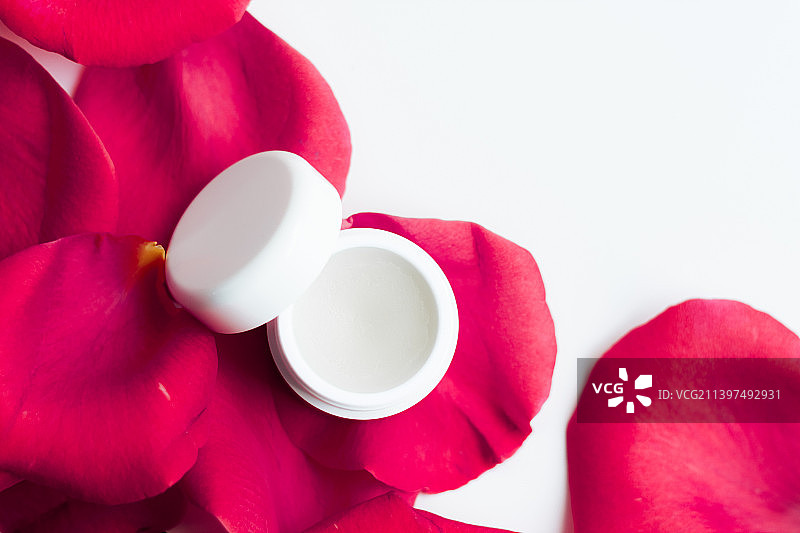 美容膏罐和玫瑰花瓣-花卉风格的化妆品图片素材