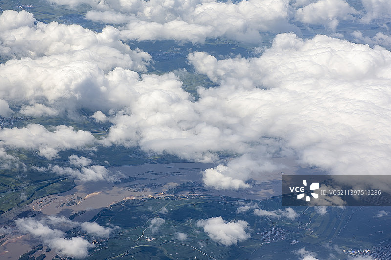 云端俯瞰云层云海大地高空航拍美景图片素材