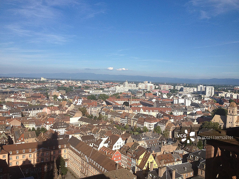 高角度拍摄的城市景观对天空，斯特拉斯堡，法国图片素材