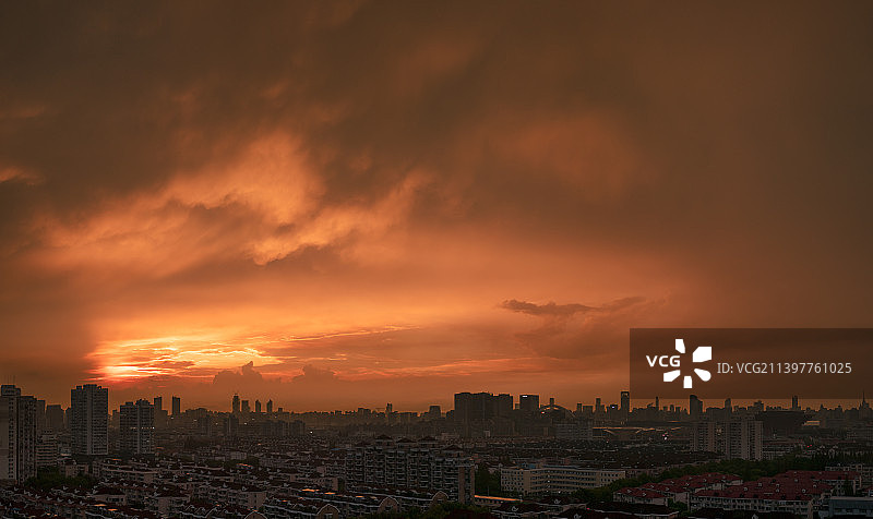 上海酷热高温的雨后晚霞图片素材