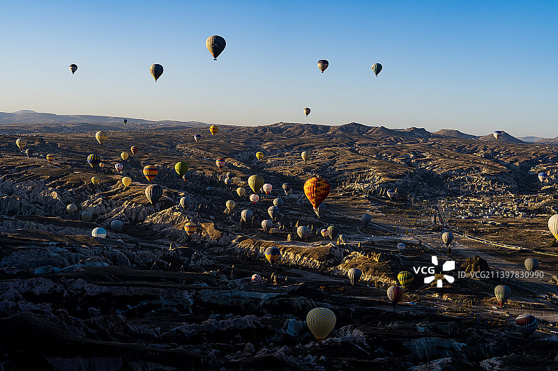 热气球在晴朗的天空中飞行，卡帕多西亚，土耳其图片素材