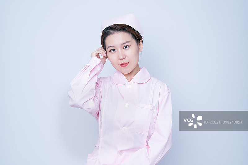 身穿粉色护士的年轻女性医护人员图片素材