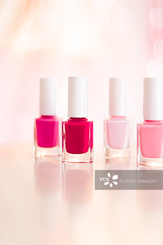 粉红色和红色指甲油的阴影设置在魅力的背景图片素材