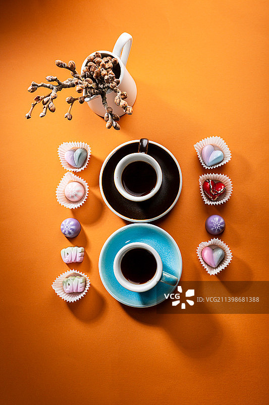 两杯咖啡和巧克力糖果的俯视图图片素材