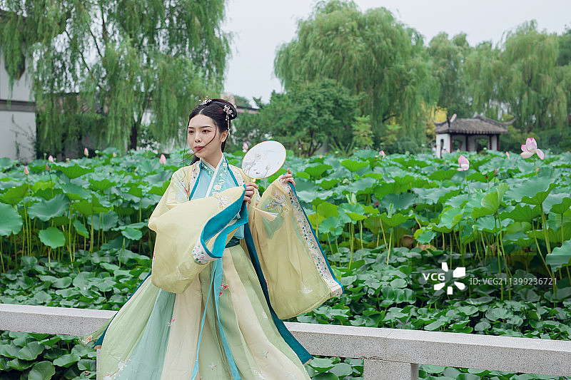一个古典美人在中式园林中翩翩起舞图片素材