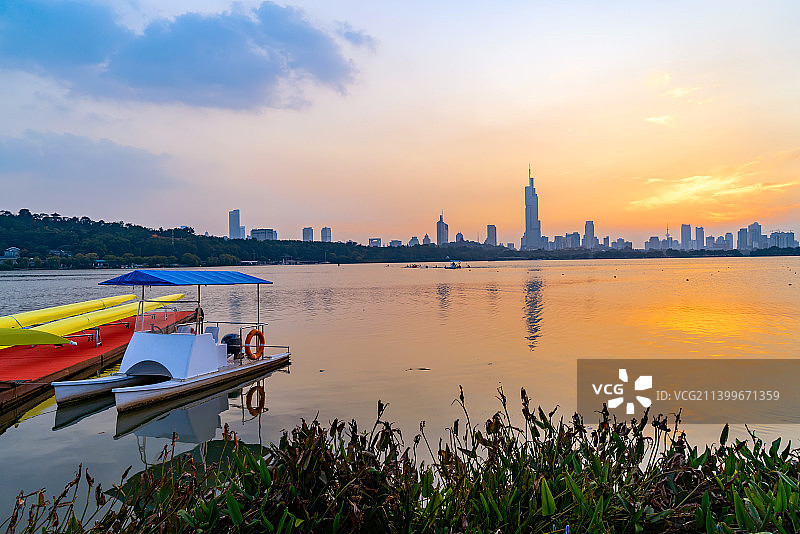 南京玄武湖和城市天际线日落风光图片素材