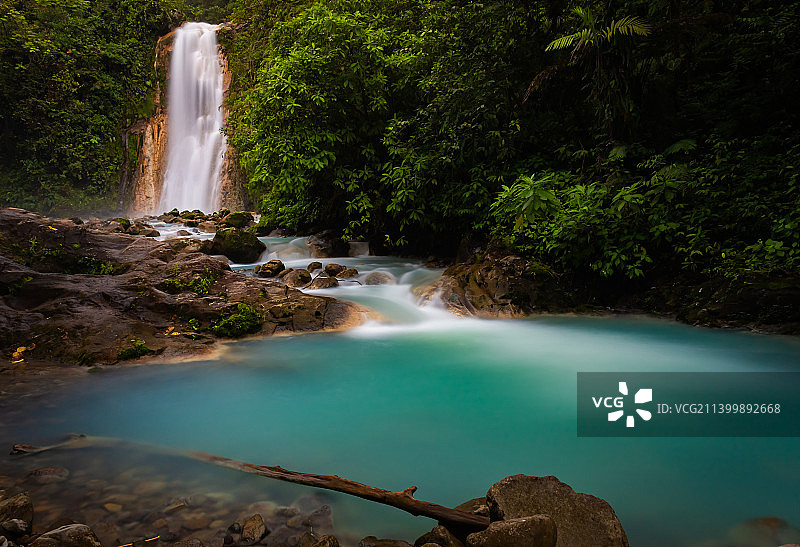 森林瀑布的风景，阿拉胡埃拉省，巴荷斯德尔托罗，哥斯达黎加图片素材