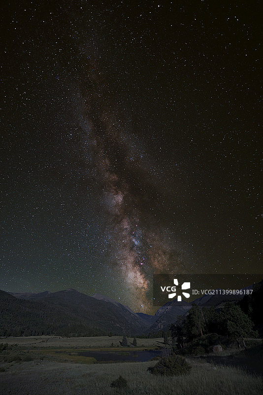 山景在夜晚的天空，拉里默县，科罗拉多州，美国，美国图片素材