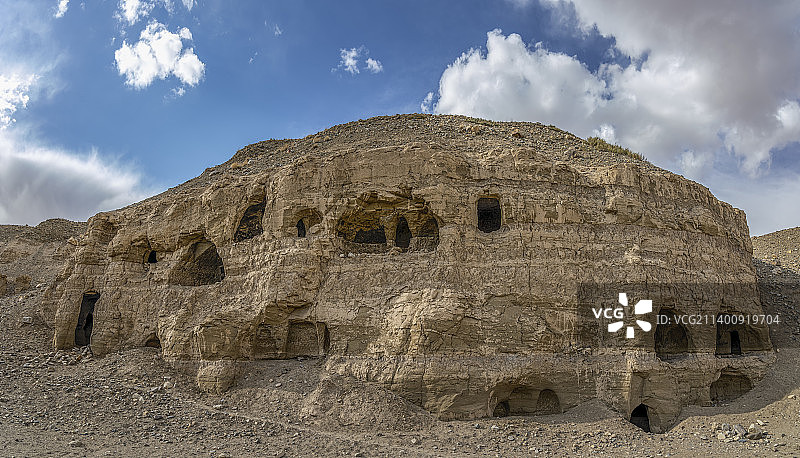中国西藏阿里札达县的古代洞窟遗迹图片素材