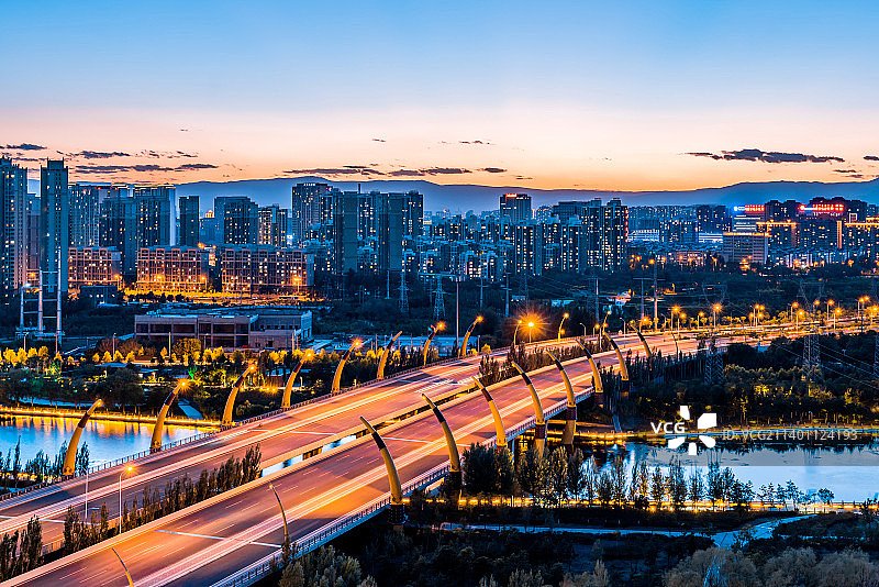 中国内蒙古呼和浩特市牛角桥高视角夜景风光图片素材