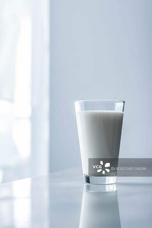 世界牛奶日，满杯大理石桌子图片素材