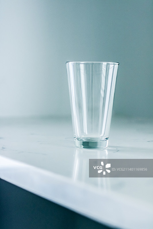 清洁大理石桌上的空玻璃杯图片素材